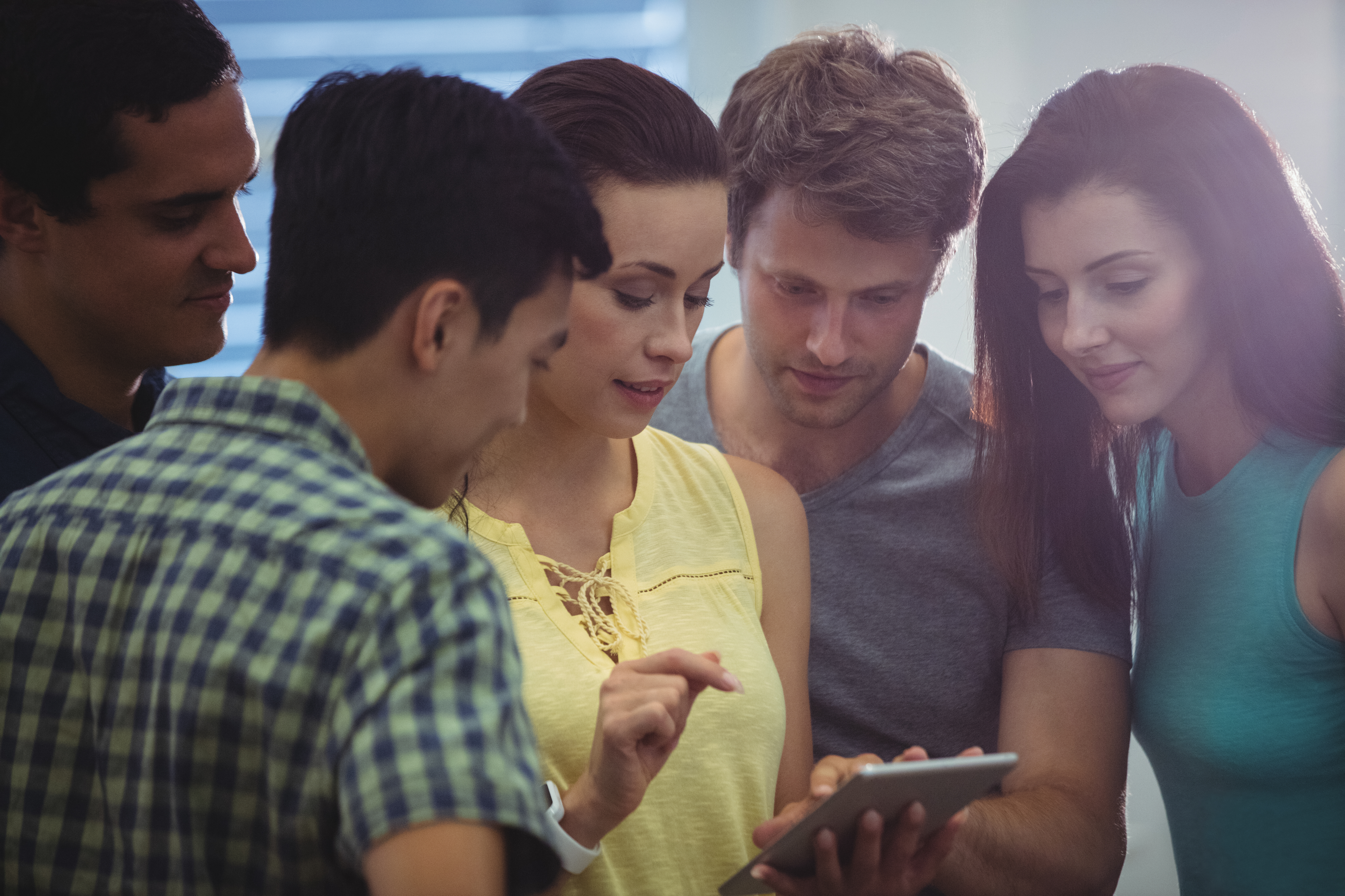 Ejecutivos revisando tablet digital