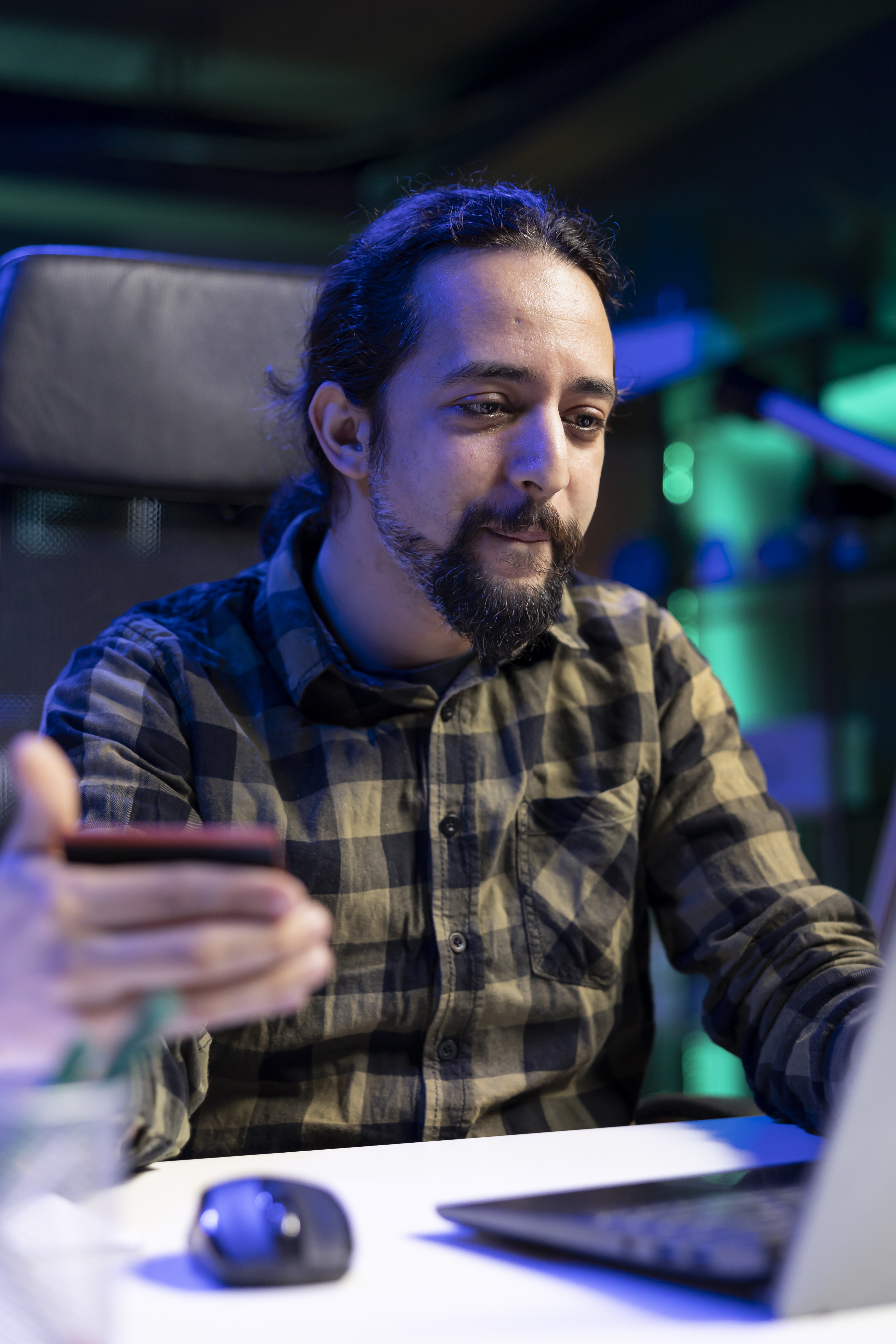 Persona trabajando desde casa con portátil